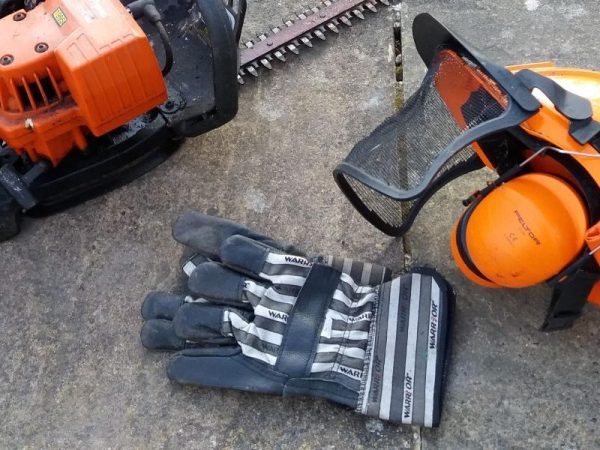 Level 2 Award in the Safe Use of Handheld Hedge Cutters - Integrated